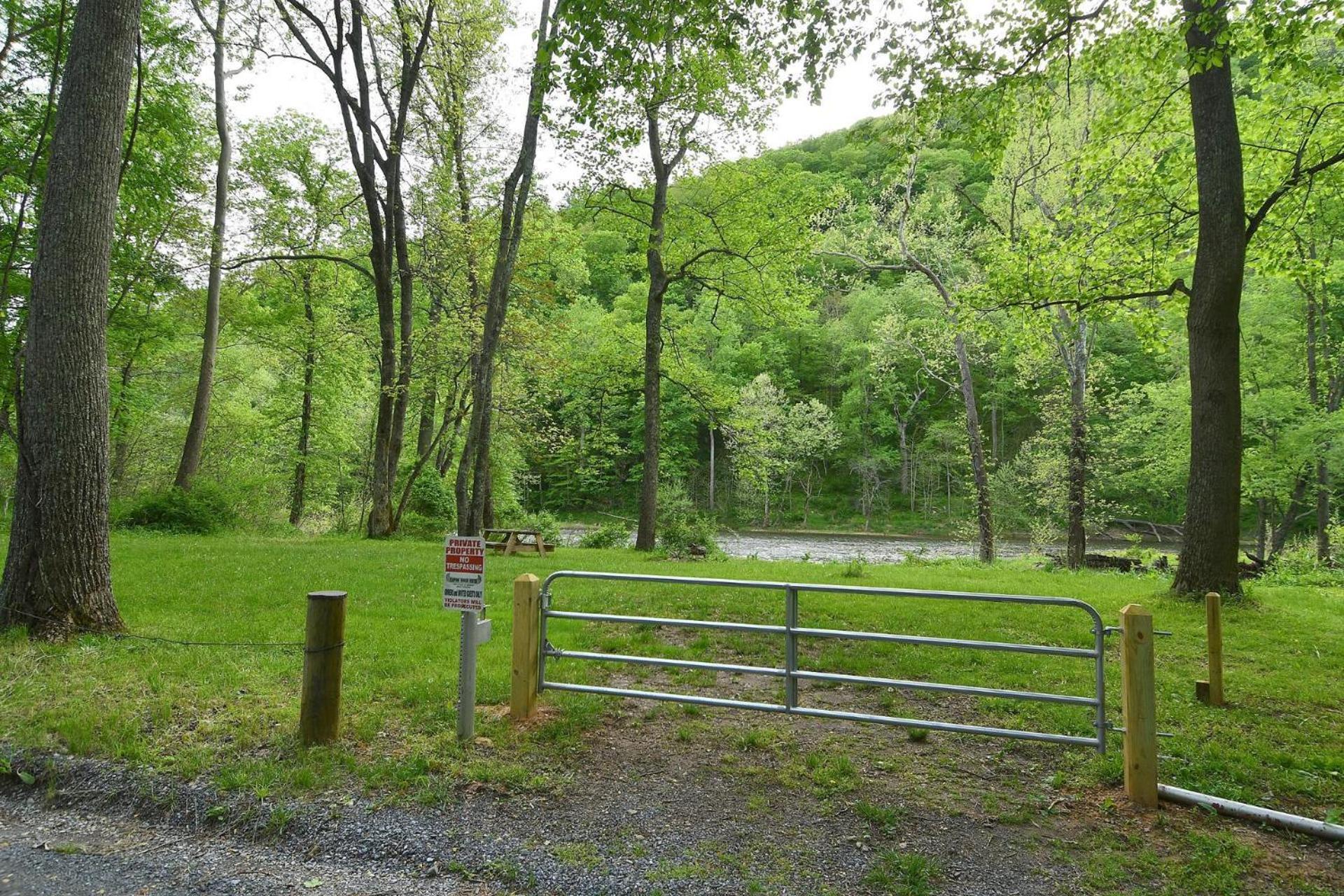River Walk Cottage - Hot Tub - Pet Friendly - Swing - Screen Porch - River Access - Fire Pit - Wifi - Grill - Deck - King Bed Great Cacapon Zewnętrze zdjęcie