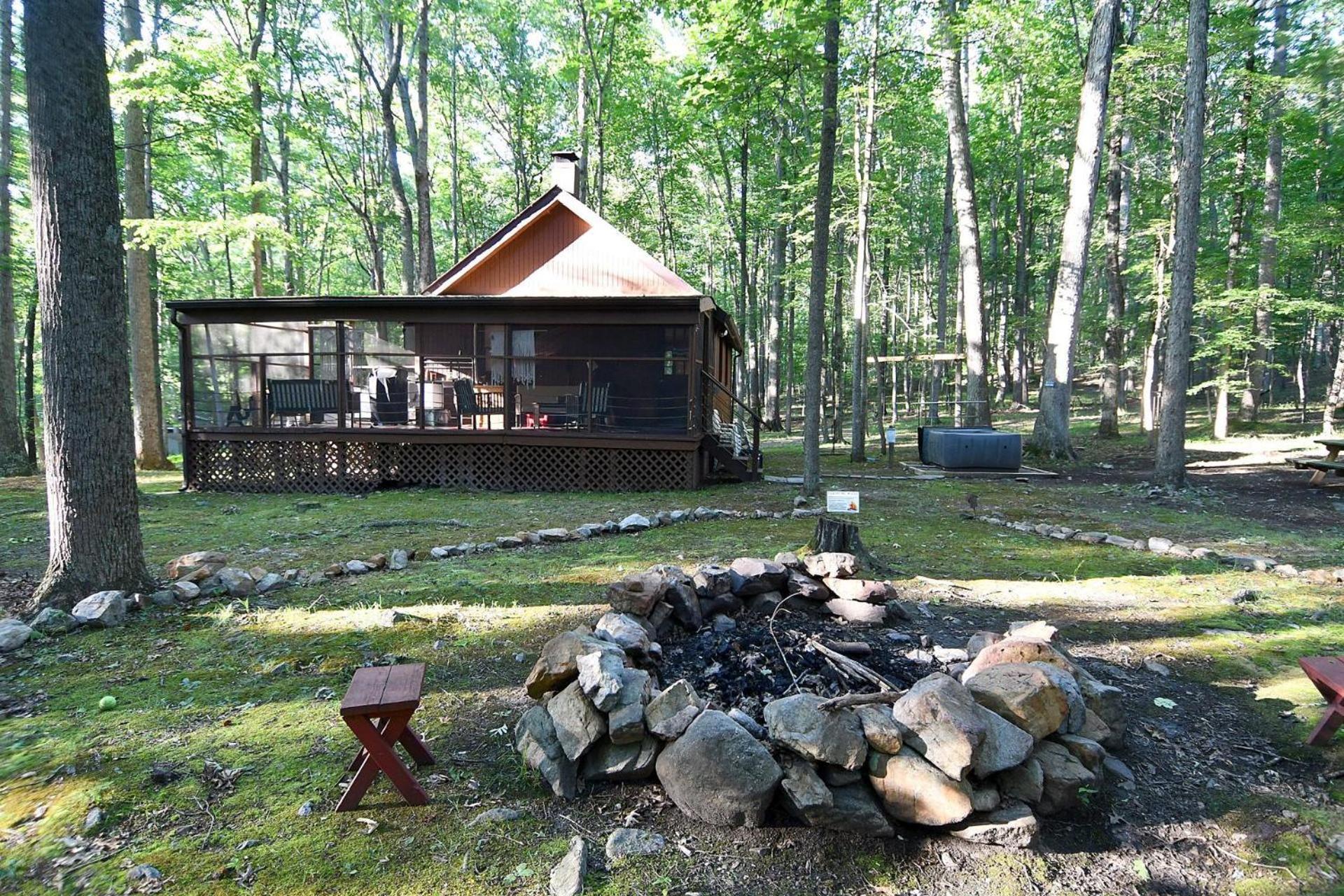 River Walk Cottage - Hot Tub - Pet Friendly - Swing - Screen Porch - River Access - Fire Pit - Wifi - Grill - Deck - King Bed Great Cacapon Zewnętrze zdjęcie